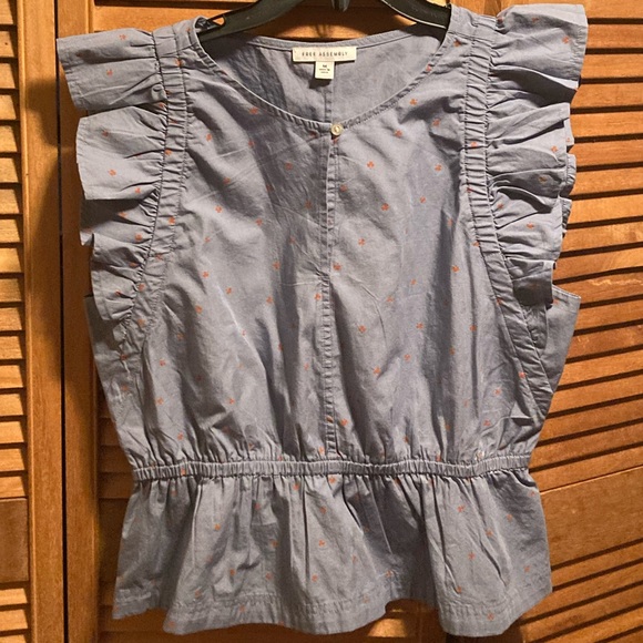 Free Assembly Blue Graphic Designs Ruffled Sleeveless Top - Picture 1 of 13